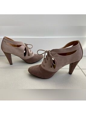 Cushion Walk by Avon - Elegant Two-Tone Beige/Tan Lace-Up Heels - Sz. 7